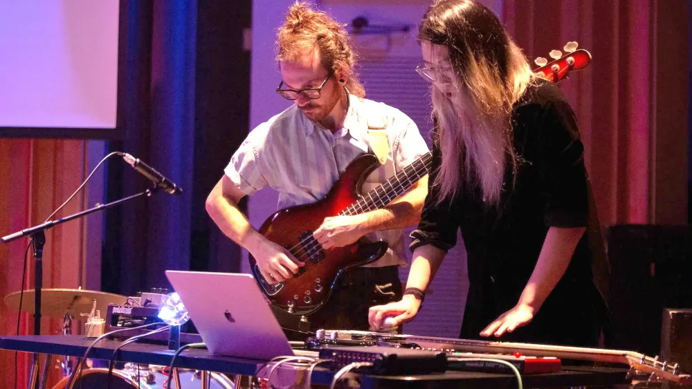 90s pop songs for a music bingo